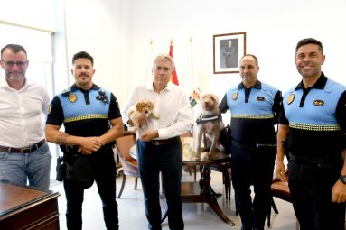 El alcalde. con la cachorra Moka y junto a la perra Peka, con el oficial y el agente de la unidad canina, el comisario jefe y el concejal de Seguridad y Emergencias