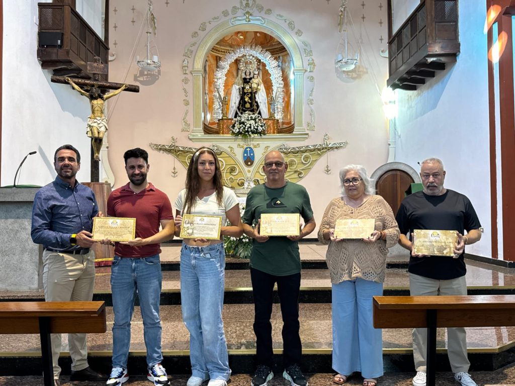 El concejal de Limpieza, Héctor Alemán, segundo por la izquierda, junto al resto de personas homenajeadas por la comisión.