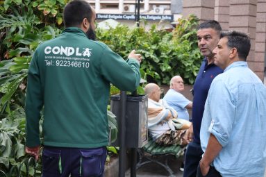 El concejal de Sanidad, Alberto Cabo, junto a operarios de la empresa de plagas en la plaza del Charco