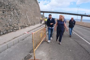 El concejal de Vías y Obras, Carlos Díaz, junto a la concejala del Distrito Vegueta, Cono Sur y Tafira, Nina Santana