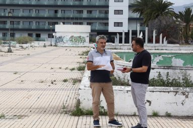 El edil David Hernández visita las instalaciones de la antigua estación de guaguas con el arquitecto municipal(I)