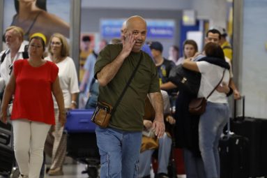 El intérprete Kayed Hammad logra salir de Gaza y llega a España junto con su familia