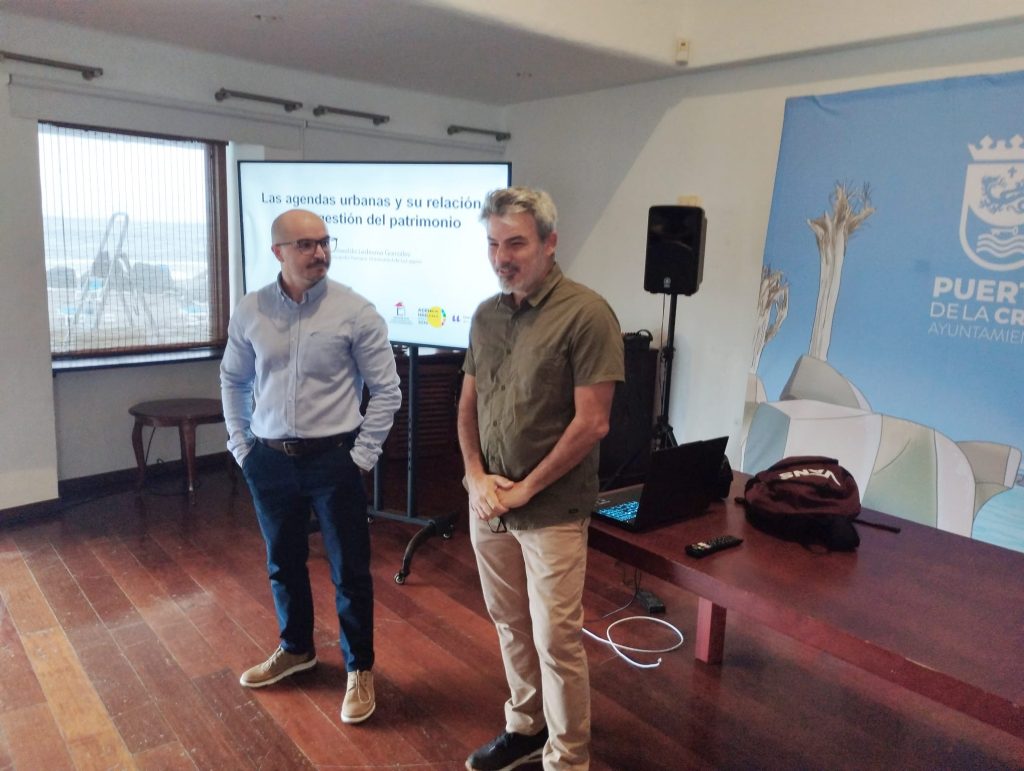 El investigador y profesor de la ULL, Oswaldo Ledesma, junto al edil David Hernández