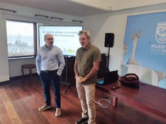 El investigador y profesor de la ULL, Oswaldo Ledesma, junto al edil David Hernández