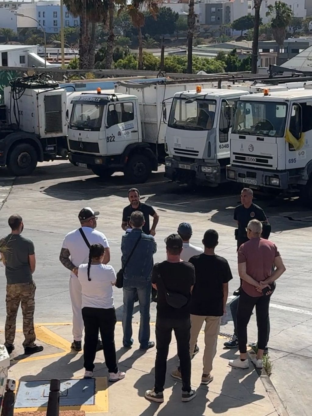 El jefe de grupo de las Unidades Técnicas de Limpieza Viaria y Recogida de Residuos Sólidos Urbanos, Alejandro Olarte, junto a los estudiantes de FP