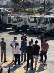 El jefe de grupo de las Unidades Técnicas de Limpieza Viaria y Recogida de Residuos Sólidos Urbanos, Alejandro Olarte, junto a los estudiantes de FP