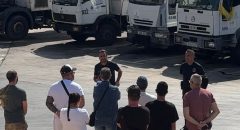 El jefe de grupo de las Unidades Técnicas de Limpieza Viaria y Recogida de Residuos Sólidos Urbanos, Alejandro Olarte, junto a los estudiantes de FP