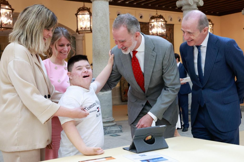 Felipe VI recibe en El Pardo a los alumnos ganadores del concurso '¿Qué es un Rey para ti?'