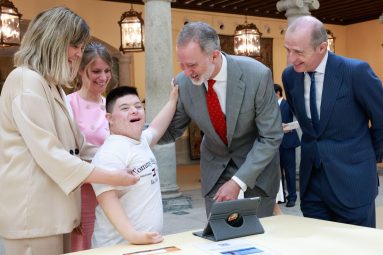 Felipe VI recibe en El Pardo a los alumnos ganadores del concurso '¿Qué es un Rey para ti?'