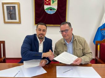 FOTO. Idafe Hernández, alcalde de la Villa de Mazo, y Poli Suárez, consejero de Deportes, en una imagen de archivo en el municipio palmero
