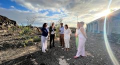FOTO. Imagen de archivo de una visita de Poli Suárez al CEIP La Laguna afectado por el volcán (1)