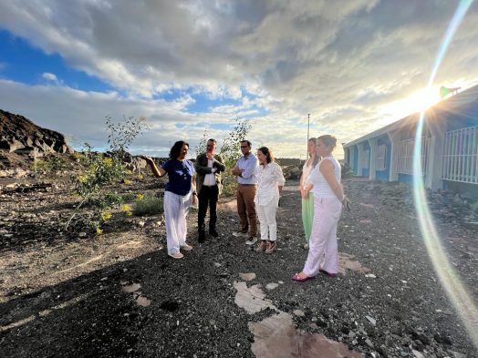 FOTO. Imagen de archivo de una visita de Poli Suárez al CEIP La Laguna afectado por el volcán (1)