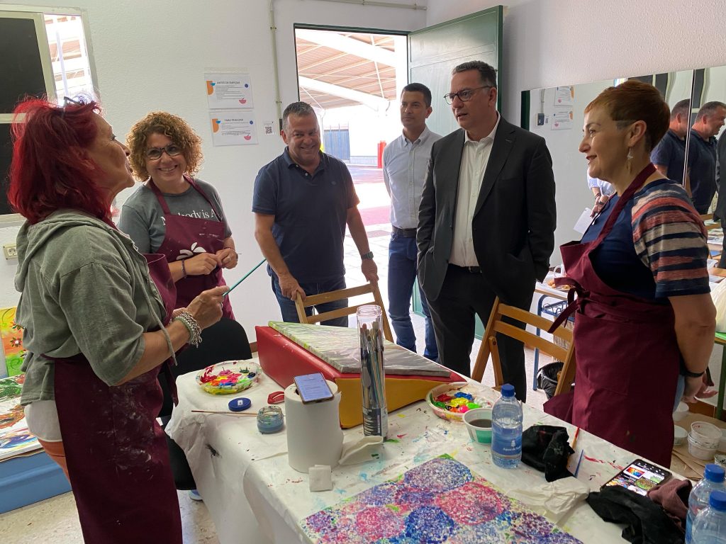FOTO. Poli Suárez visita el aula de arte inclusiva en el CEE Adeje (1)