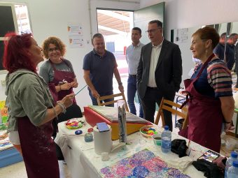 FOTO. Poli Suárez visita el aula de arte inclusiva en el CEE Adeje (1)