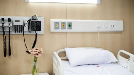 Fallece el paciente aislado en una UCI por rabia tras ser mordido por un perro en África