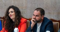 El Pleno de Granadilla de Abona reprueba a dos concejales del gobierno municipal por sus ataques a la comunidad LGTBIQ+