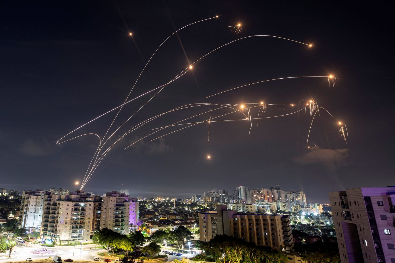 Israel afirma que Irán ha lanzado 100 drones hacia territorio israelí