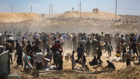 Israel mata a 29 gazatíes y hiere a unos 200 cerca de puntos de entrega de comida en Gaza