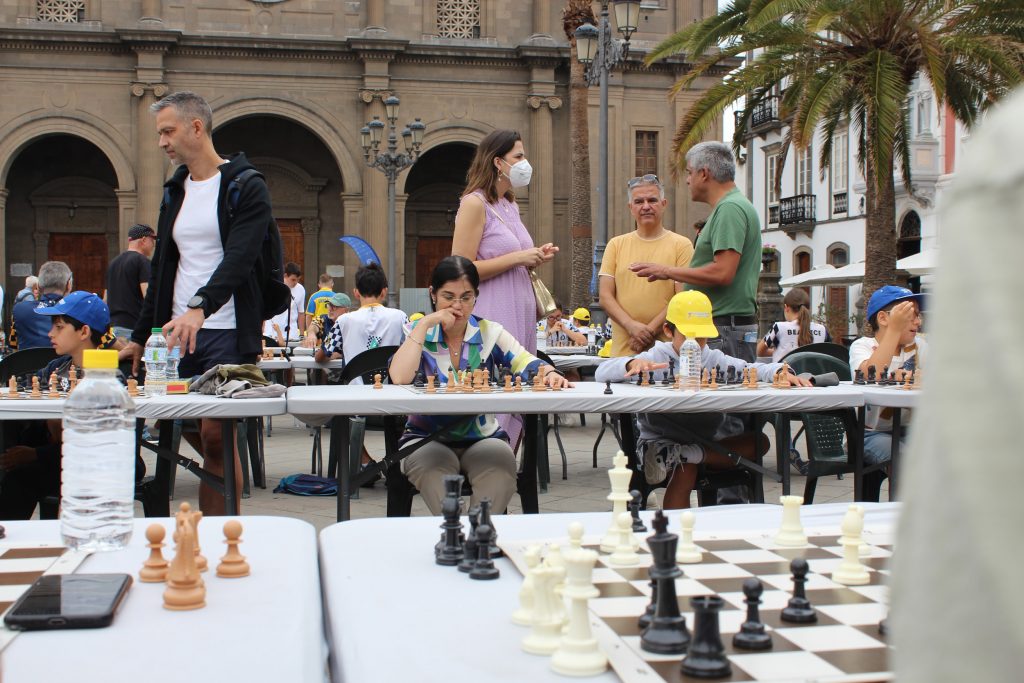 La Plaza de Santa Ana acoge una partida simultánea de ajedrez con más de 150 participantes por las Fiestas Fundacionales 2