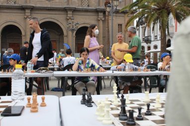 La Plaza de Santa Ana acoge una partida simultánea de ajedrez con más de 150 participantes por las Fiestas Fundacionales 2