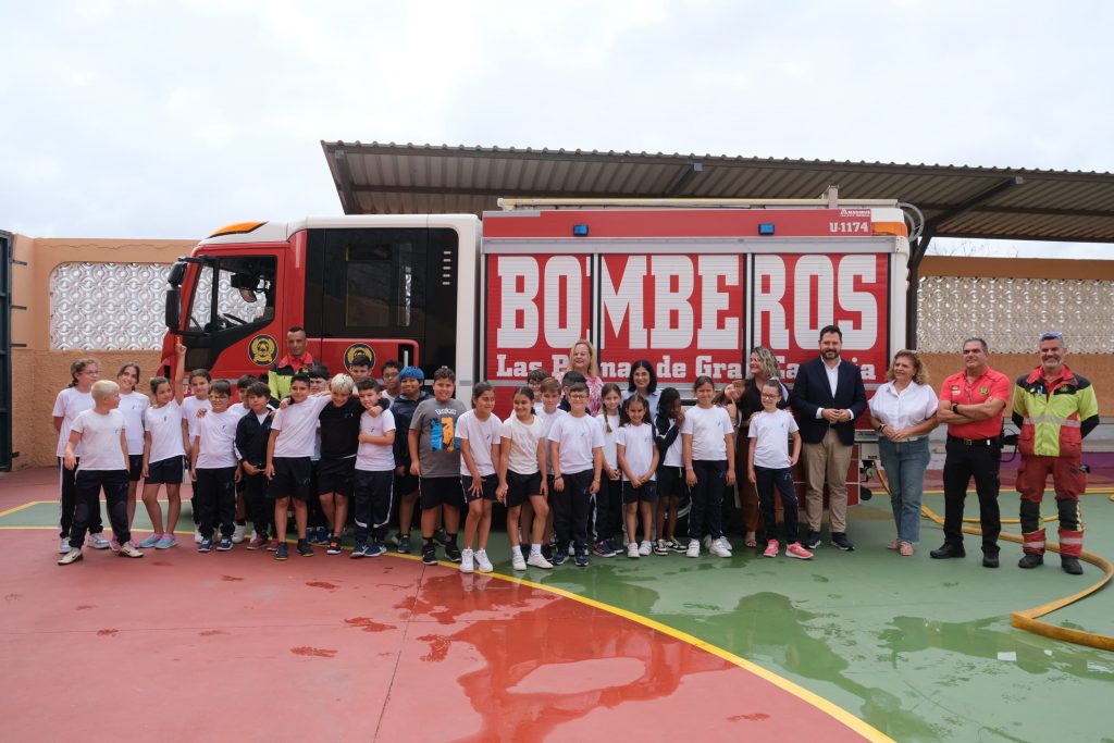 La alcaldesa, Carolina Darias, junto a escolares del CEIP Tenoya durante las charlas de Bomberos.