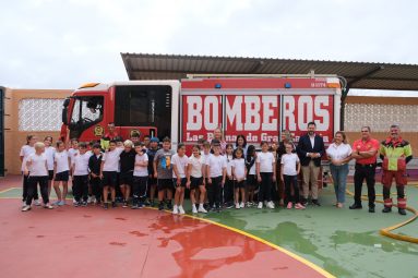La alcaldesa, Carolina Darias, junto a escolares del CEIP Tenoya durante las charlas de Bomberos.