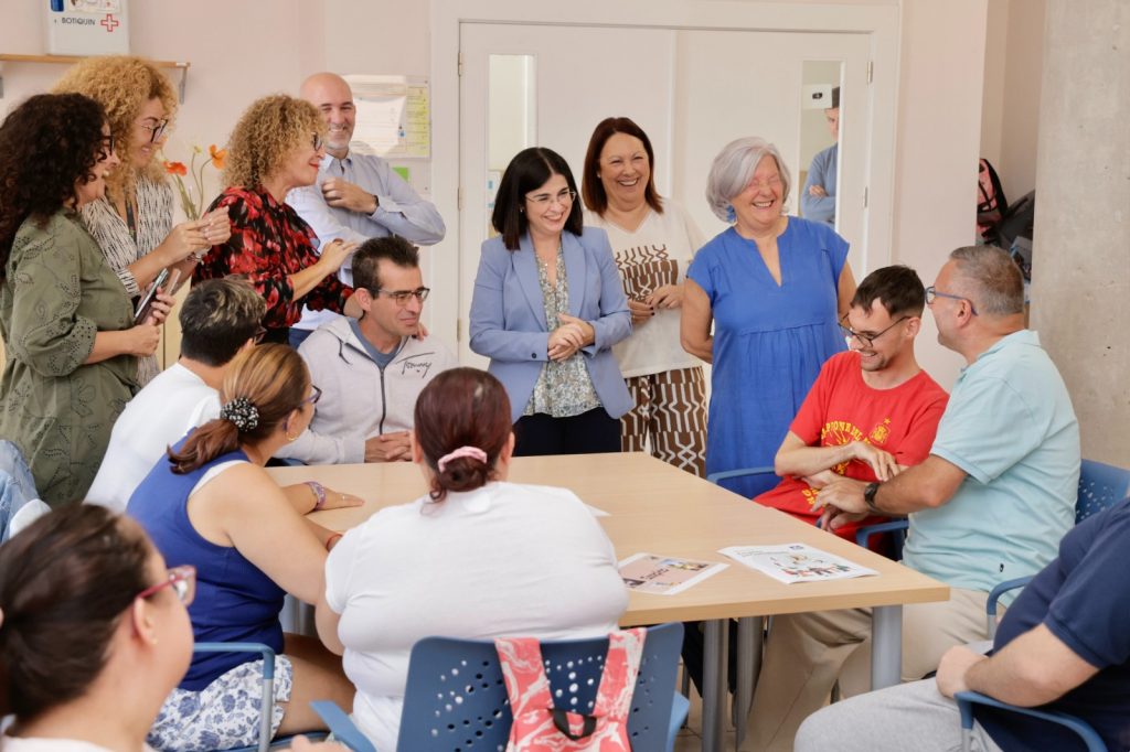 La alcaldesa, Carolina Darias, junto a la concejala de Bienestar Social, Carmen Luz Vargas, en una visita a la Asociación ADEPSI, financiada a través de al convocatoria de las subvenciones