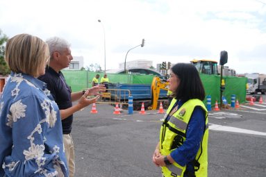 La alcaldesa, Carolina Darias, y la concejala de Aguas, Inmaculada Medina, en las obras de mejora del saneamiento en Paseo de Chil