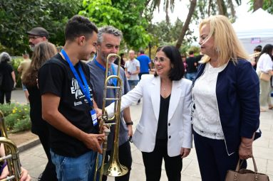 La alcaldesa, Carolina Darias, y la concejala de Educación, Nina Santana, en el encuentro de Escuelas Municipales de Música de la isla