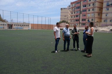 La concejala de Deportes y Juventud, Carla Campoamor, en el campo de fútbol de Hoya de La Plata