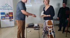 La investigadora Marisol Izquierdo recibiendo el galardón de manos del presidente de la SAO Airam Guerra