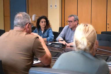 Los concejales Betsaida González y Mauricio Roque, en la reunión mantenida con vecinos sobre el PGOU de Ciudad Alta