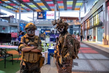 Militares. María y Shaila de 14 años