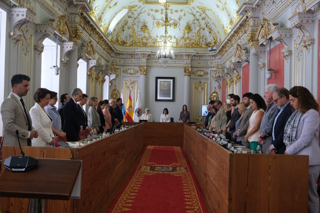 Minuto de silencio en el Pleno del Ayuntamiento de Las Palmas de Gran Canaria por el asesinato de una mujer en El Zardo