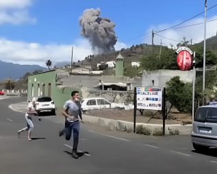 Momento-del-inicio-de-la-erupcion-desde-Las-Manchas-con-los-vecinos-asustados