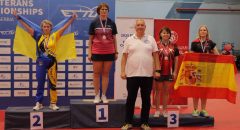 María Vintila, en el podio del Campeonato de Europa de Veteranos de tenis de mesa