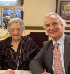 Pepita Bernal, de 105 años, con el doctor Manuel de la Peña