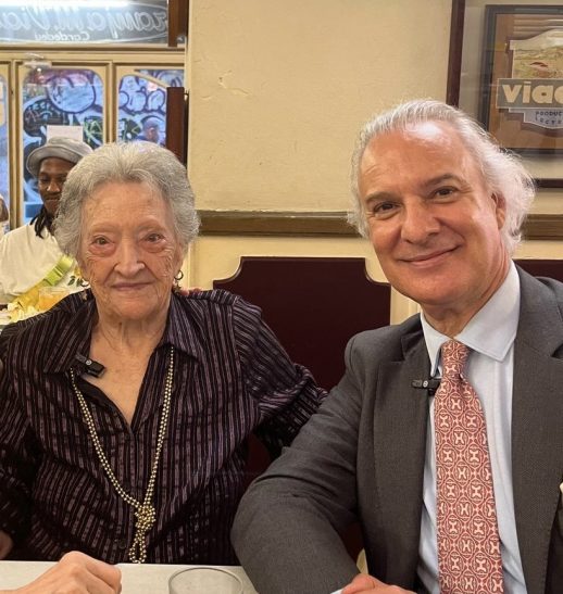 Pepita Bernal, de 105 años, con el doctor Manuel de la Peña