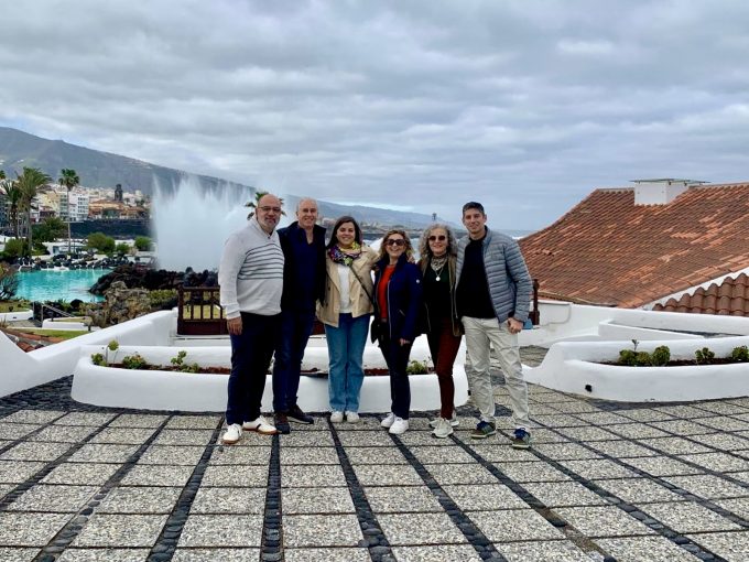Presidente de Apigaste (izquierda), con otros profesionales de las instalaciones de fontanería