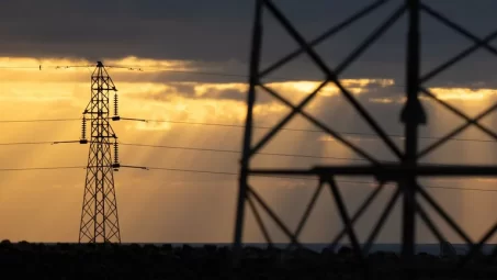 REE insta a eléctricas a aclarar por qué hubo plantas que incumplieron control de tensión