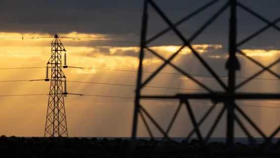REE insta a eléctricas a aclarar por qué hubo plantas que incumplieron control de tensión