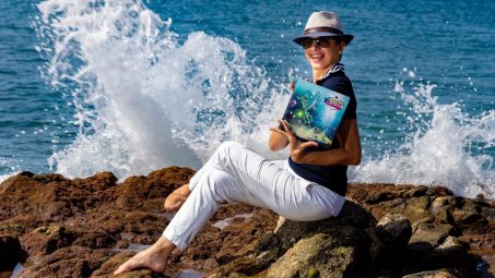 Sandra Santa Cruz con el libro 'Si los peces hablaran'