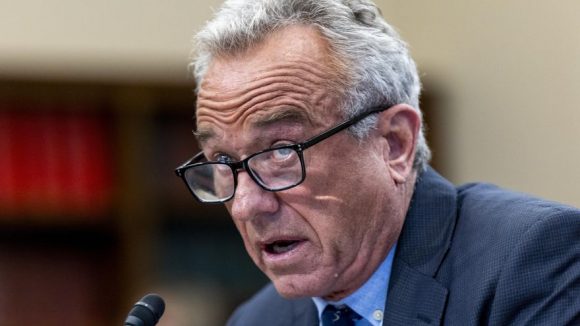El Secretario de Salud de EEUU despide al comité asesor de vacunas al completo