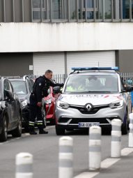 Un estudiante de 15 años mata a una vigilante escolar en un control de mochilas