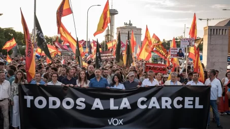 Unas 3.000 personas piden la salida de Sánchez en una marcha convocada por Vox en Madrid