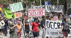 Unas 600 personas se manifiestan en Barcelona contra el turismo masivo en la ciudad