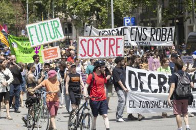 Unas 600 personas se manifiestan en Barcelona contra el turismo masivo en la ciudad