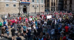 Unas 800 personas reclaman en el centro de Barcelona paralizar la ampliación de El Prat