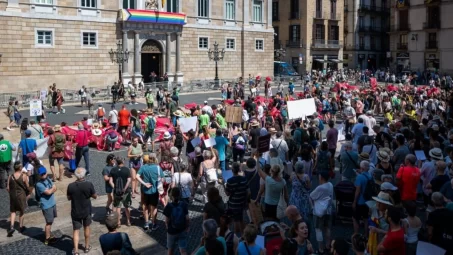 Unas 800 personas reclaman en el centro de Barcelona paralizar la ampliación de El Prat