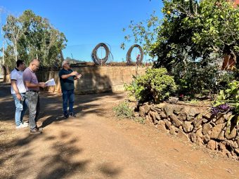 Visita del concejal y técnicos a la zona de Lomo Guzmán donde se instalará el alumbrado fotovoltaico